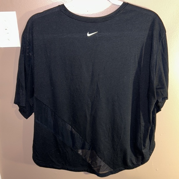 Large Nike tee with mesh detail across - Picture 4 of 8